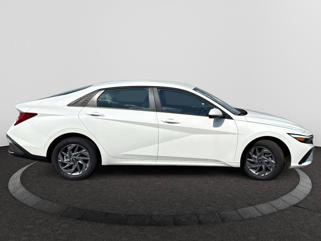 Used 2025 Hyundai Elantra Hybrid FWD image 4