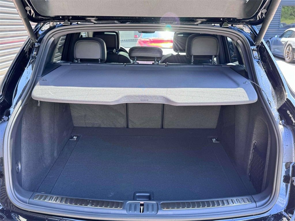 Certified 2025 Porsche Macan AWD/4WD image 33