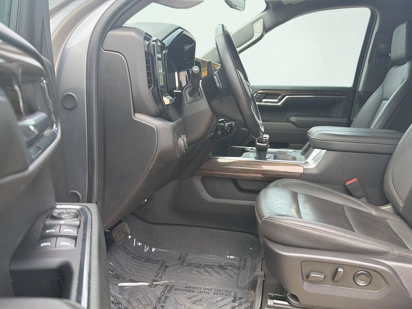Used 2024 Chevrolet Silverado 1500 LT w/ Z71 Off-Road Package AWD/4WD image 3