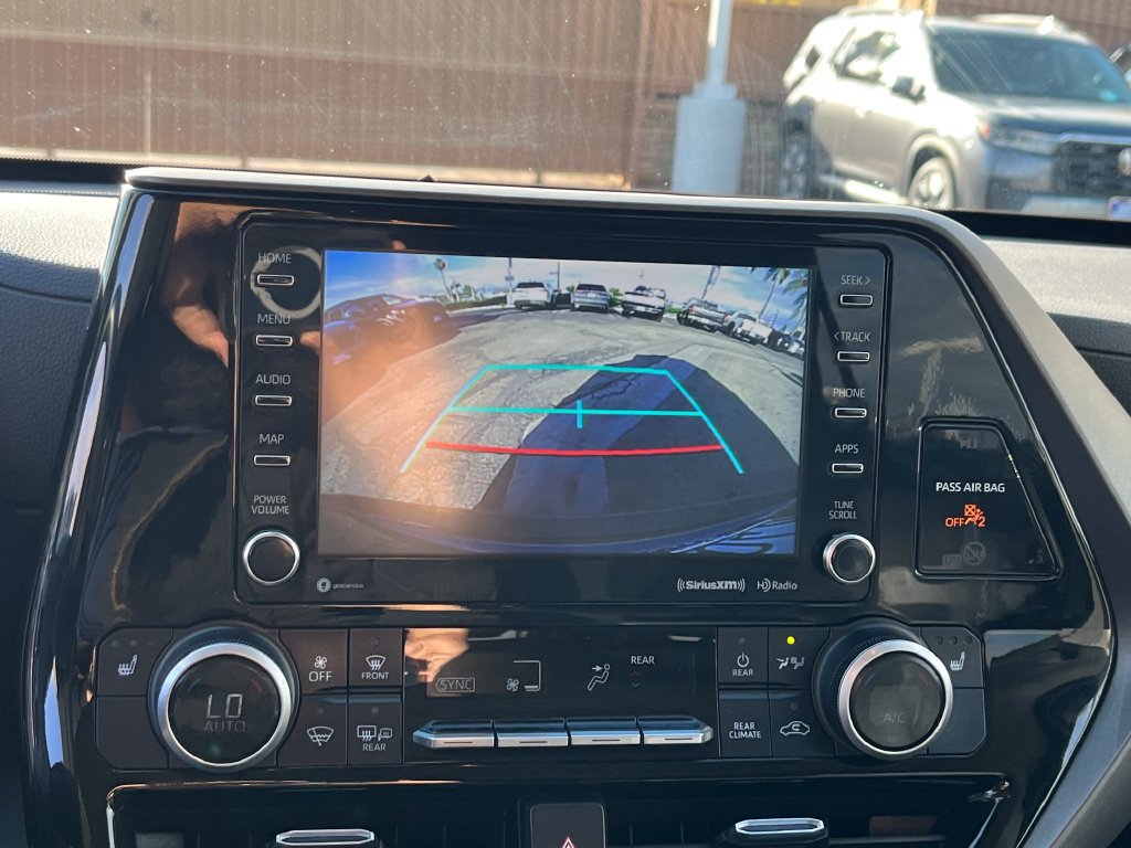 Used 2022 Toyota Highlander XLE FWD image 18