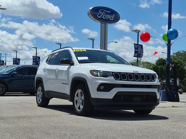 Used 2024 Jeep Compass Latitude AWD/4WD image 2