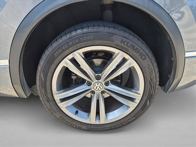 Used 2018 Volkswagen Tiguan SEL w/ R-Line Package FWD image 8