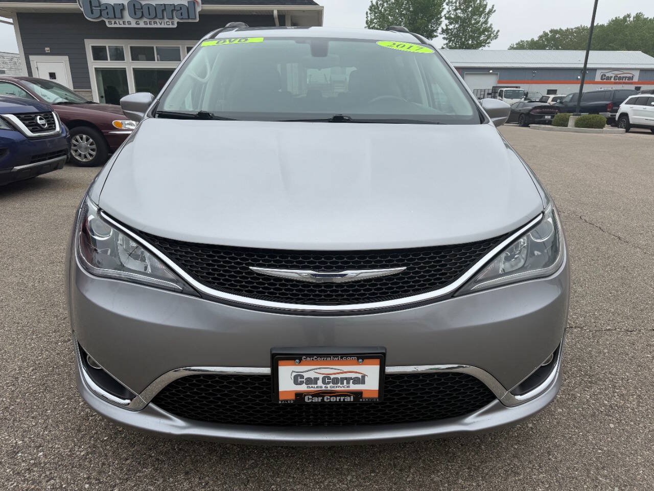 Used 2017 Chrysler Pacifica Touring-L FWD image 8