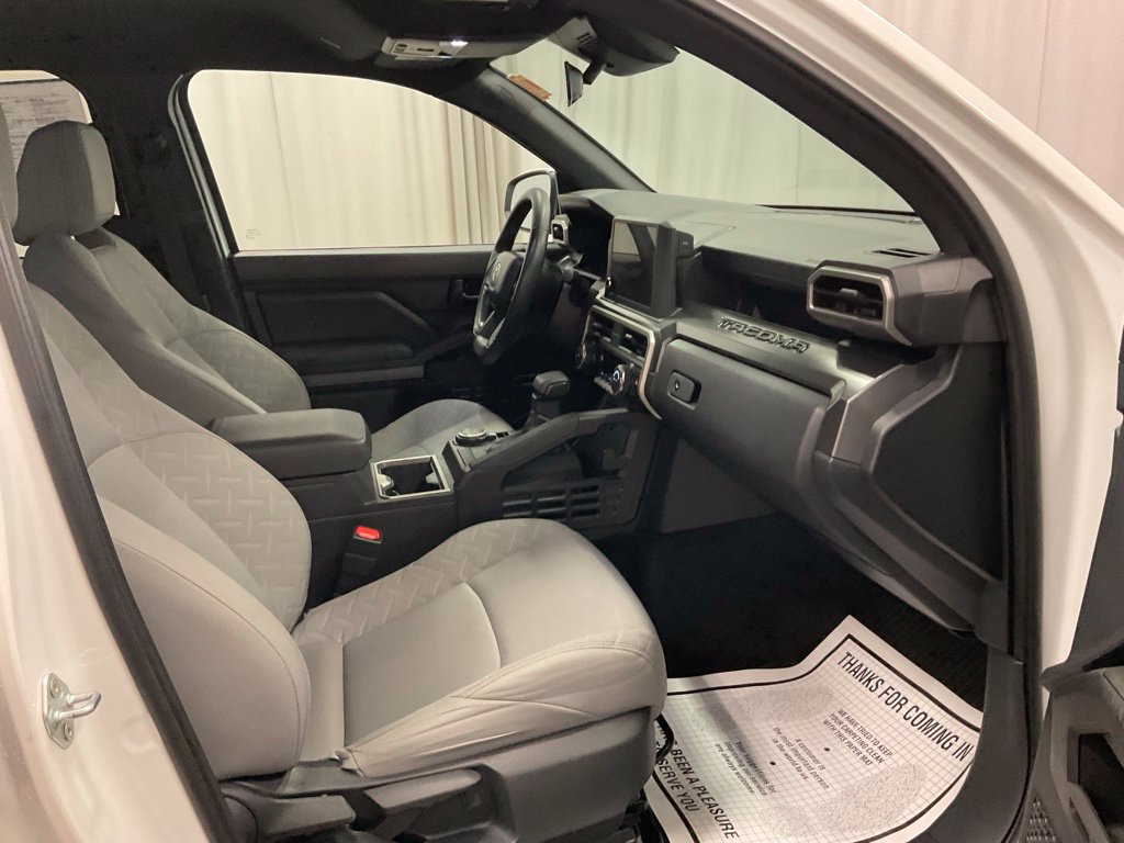 Used 2025 Toyota Tacoma SR5 AWD/4WD image 29