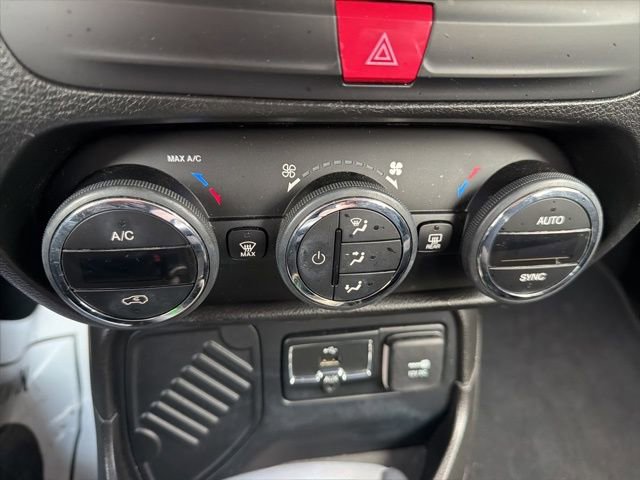 Used 2017 Jeep Renegade Latitude w/ Popular Equipment Group image 31