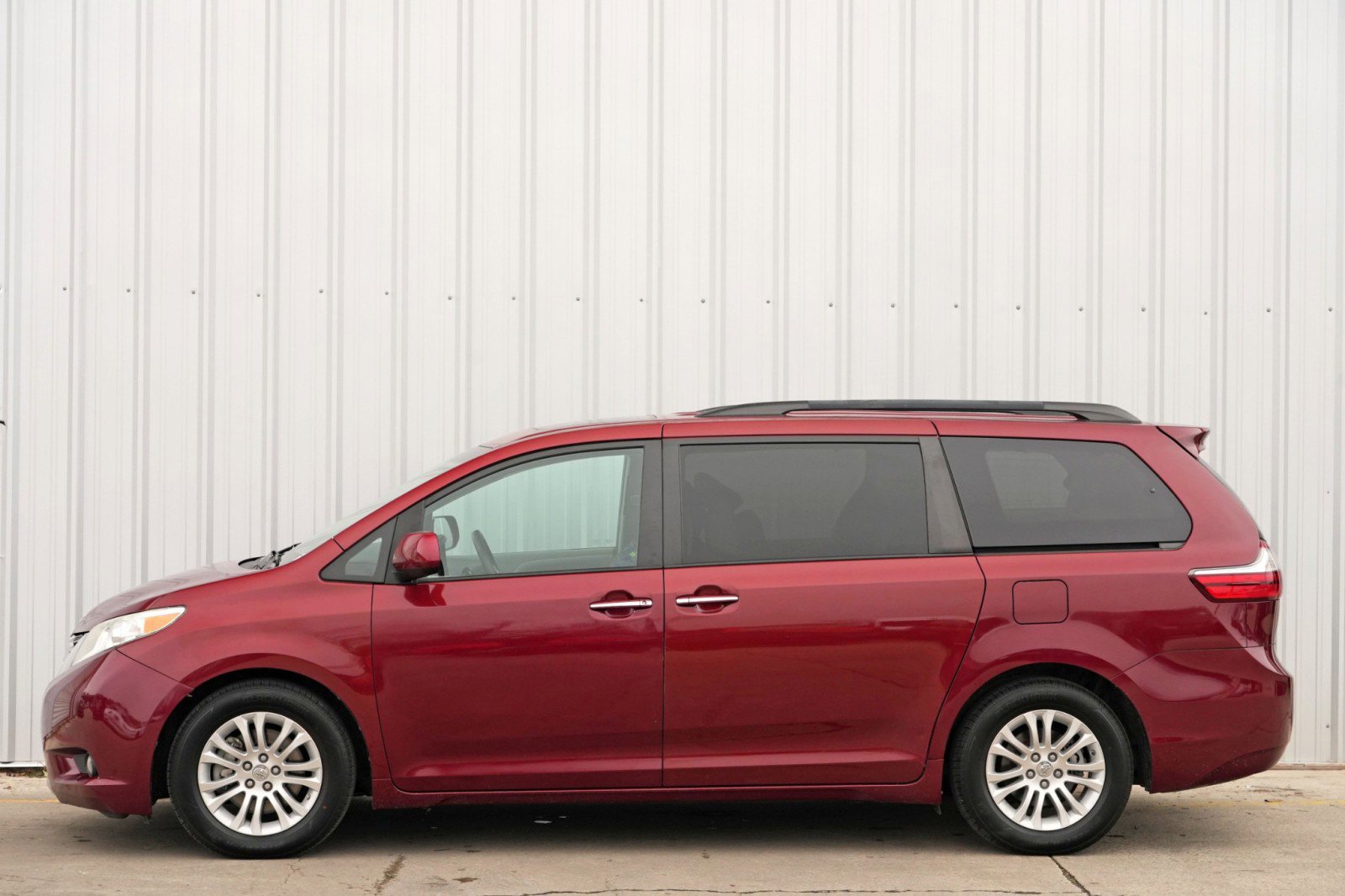 Used 2016 Toyota Sienna XLE FWD image 8