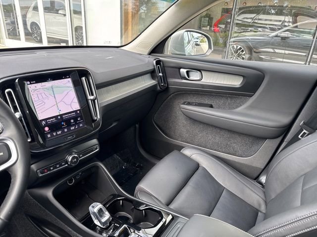 Certified 2025 Volvo XC40 B5 Plus AWD/4WD image 22