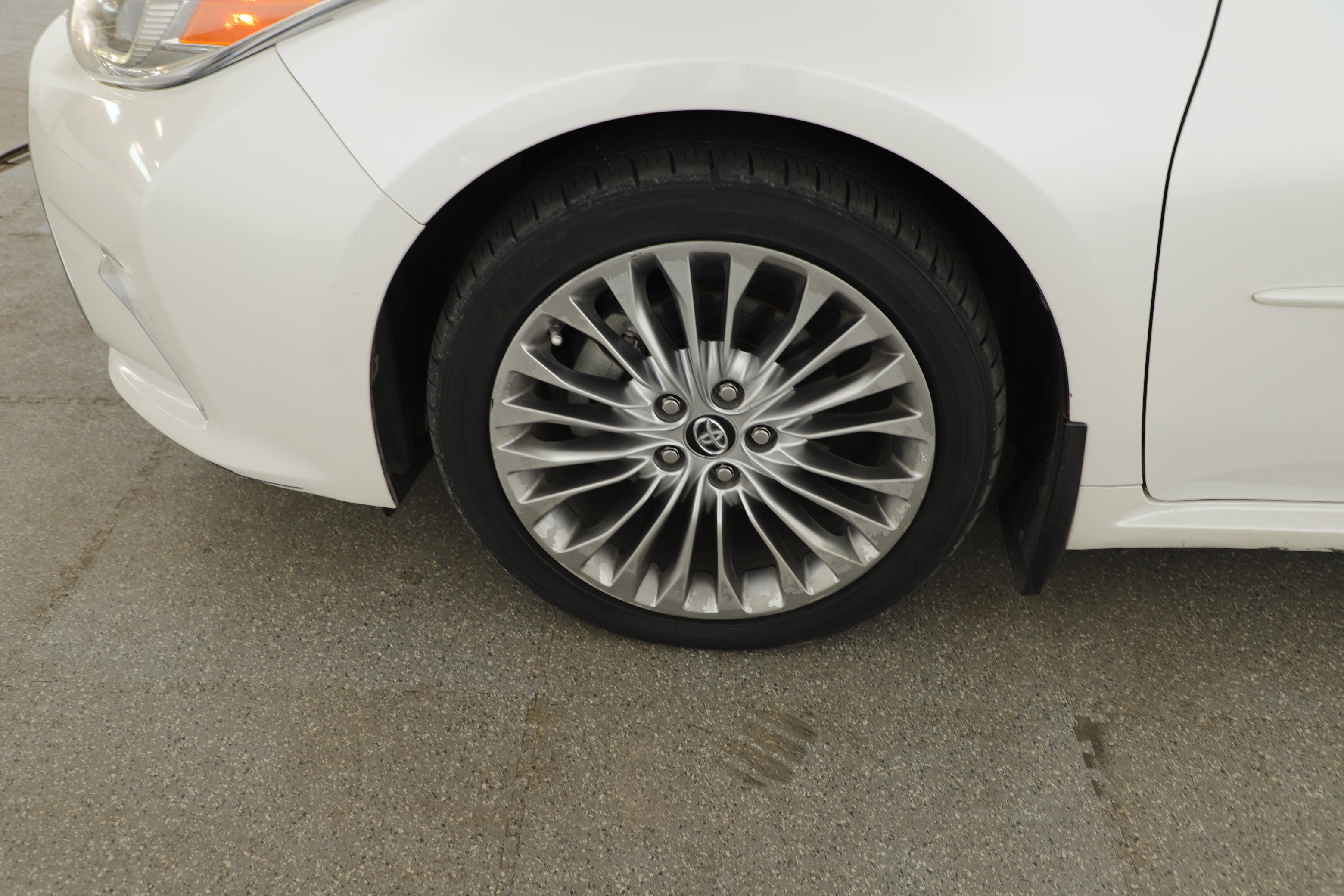 Used 2016 Toyota Avalon Limited w/ Toyota Safety Sense Package FWD image 4