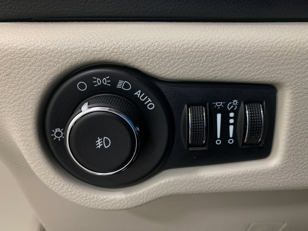 Used 2024 Chrysler Pacifica Touring-L FWD image 27