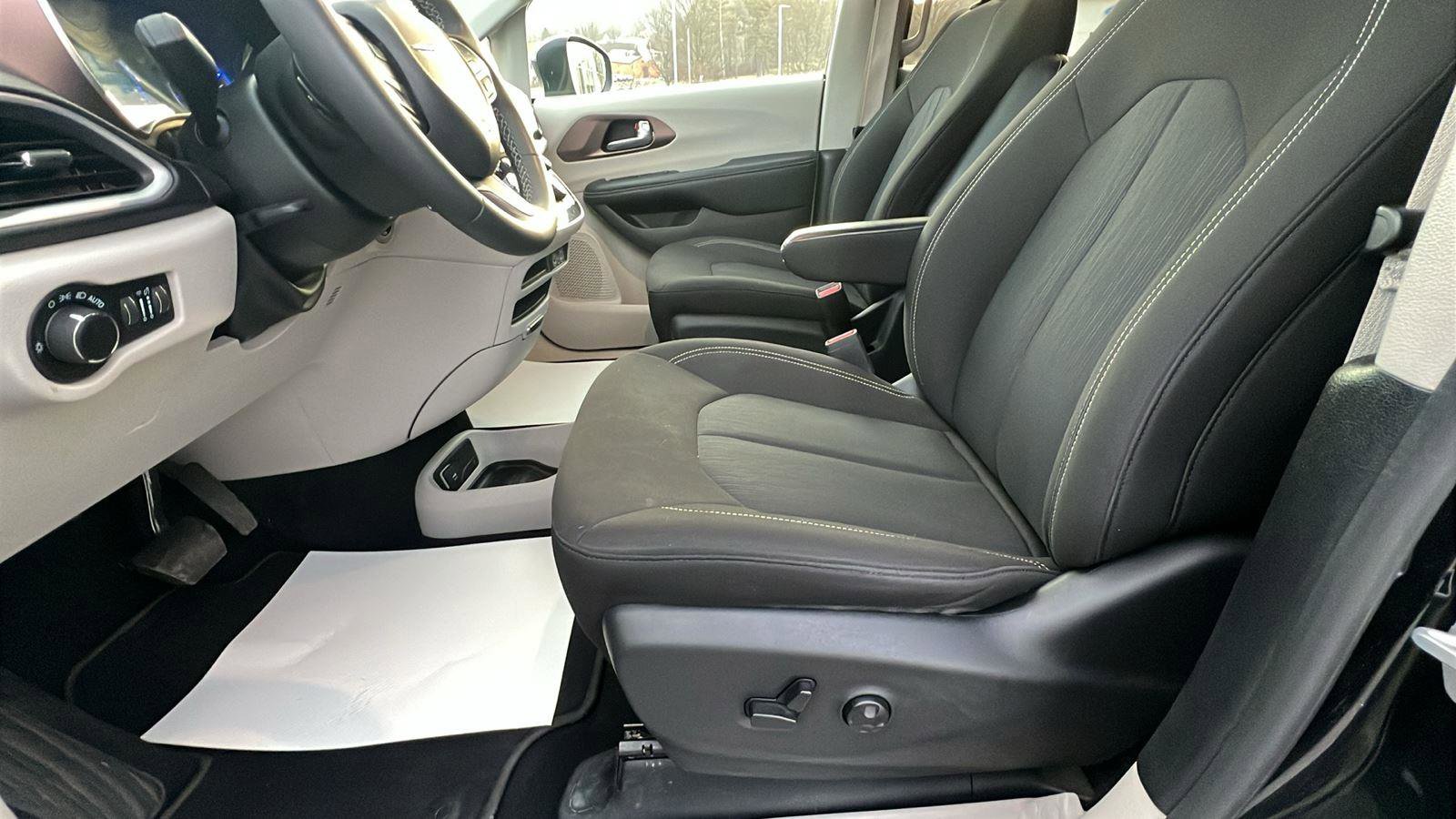 Used 2022 Chrysler Voyager LX image 20