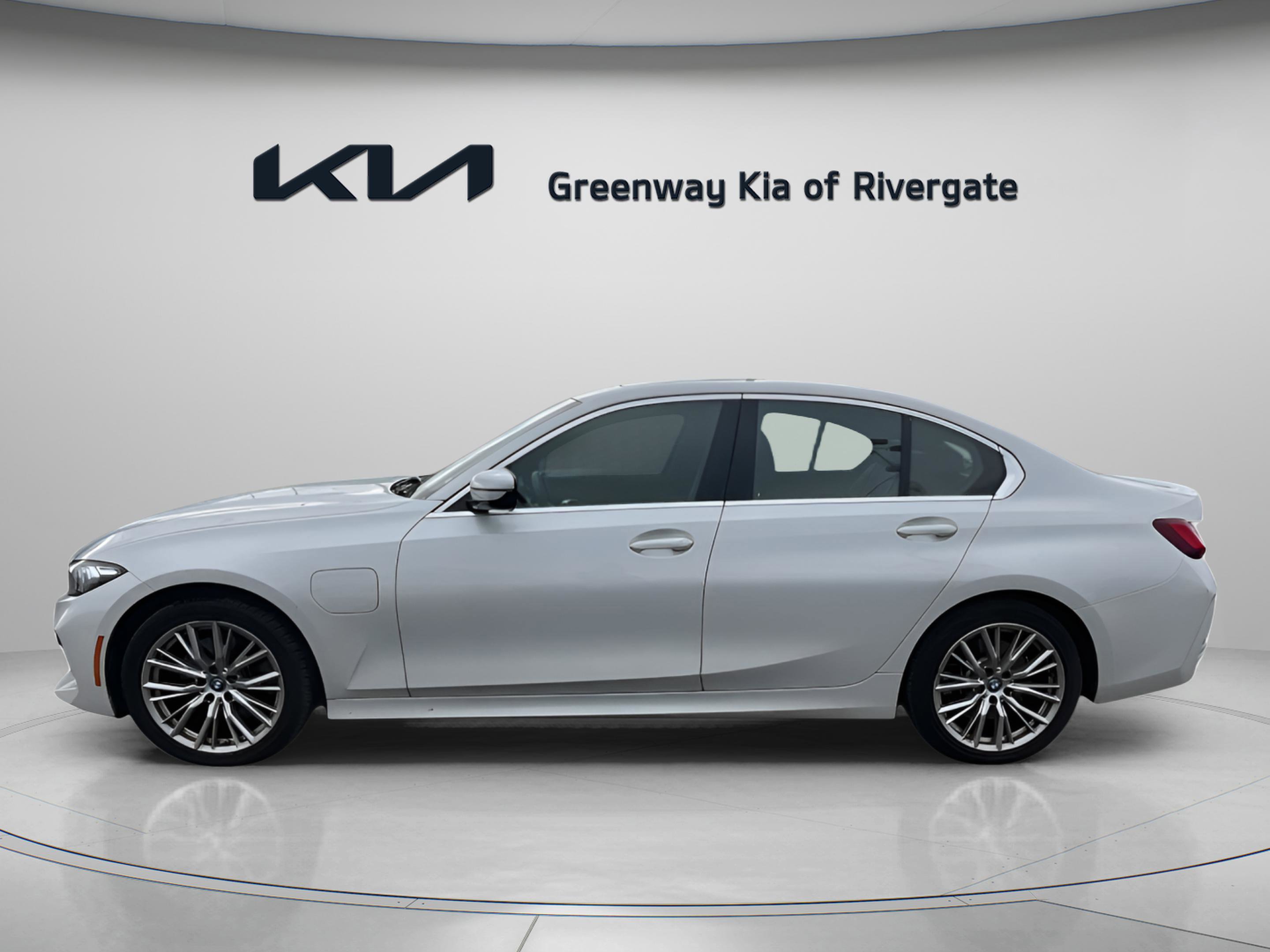 Used 2024 BMW 330e xDrive image 4