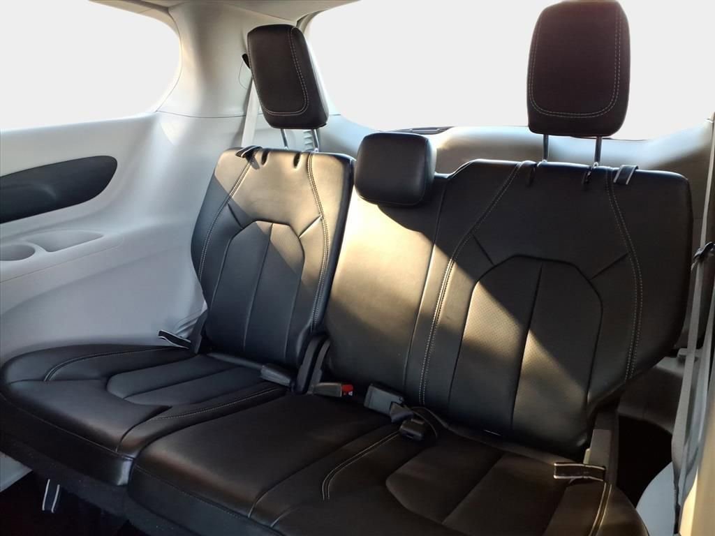 Certified 2024 Chrysler Pacifica Touring-L image 15