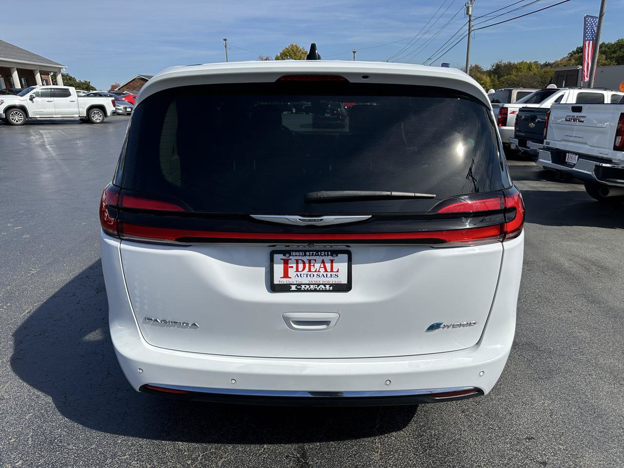 Used 2024 Chrysler Pacifica Limited FWD image 3