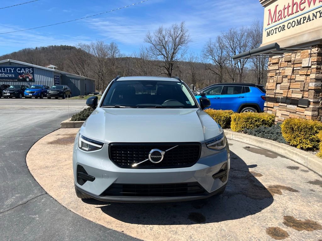 Used 2024 Volvo XC40 B5 Core image 2