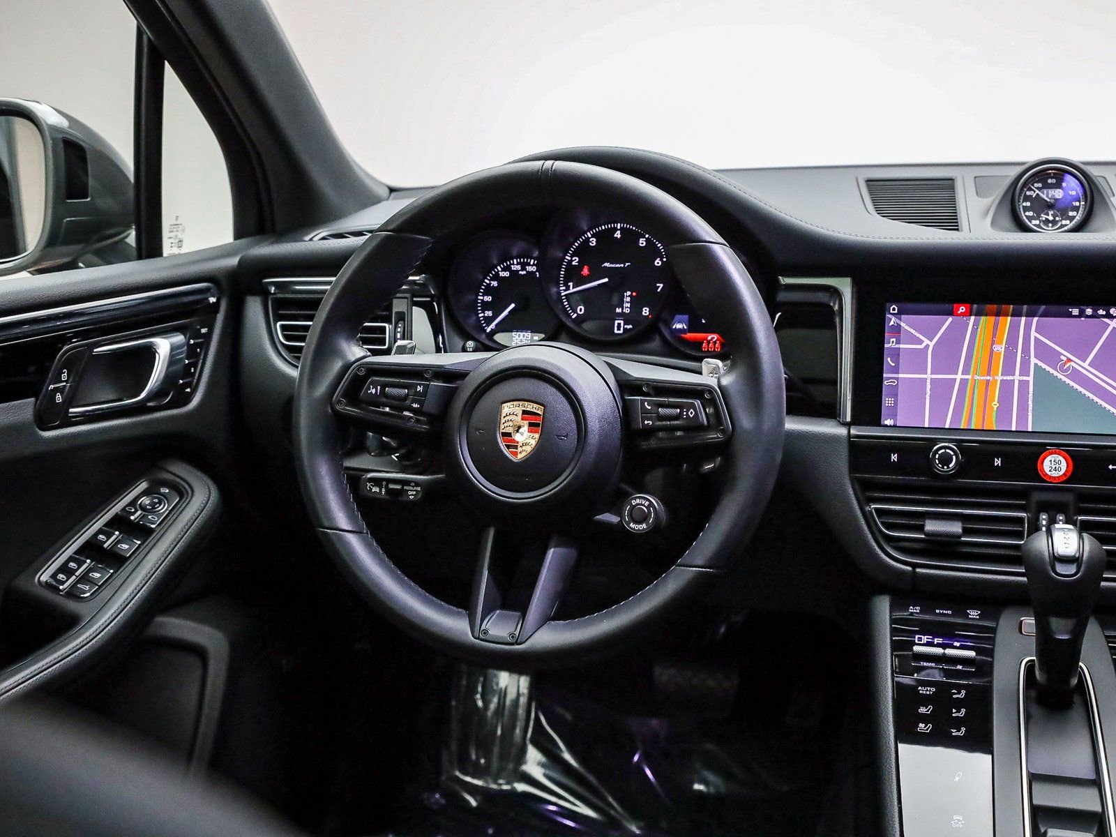 Certified 2025 Porsche Macan Turbo image 14