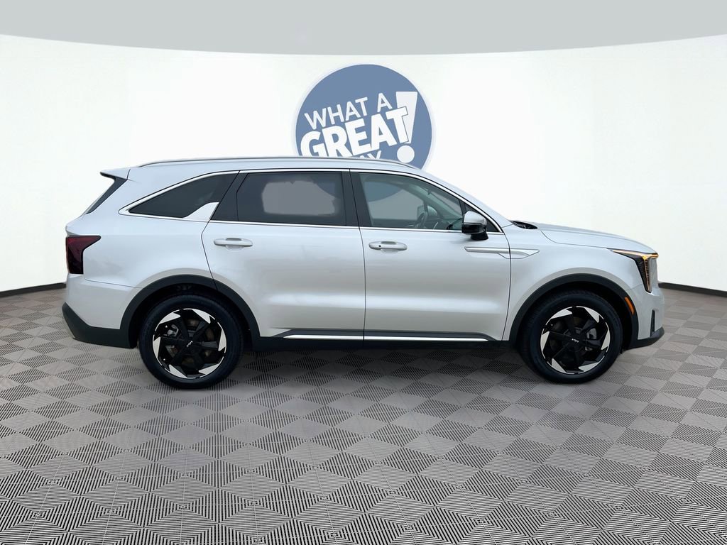 Certified 2025 Kia Sorento EX image 4