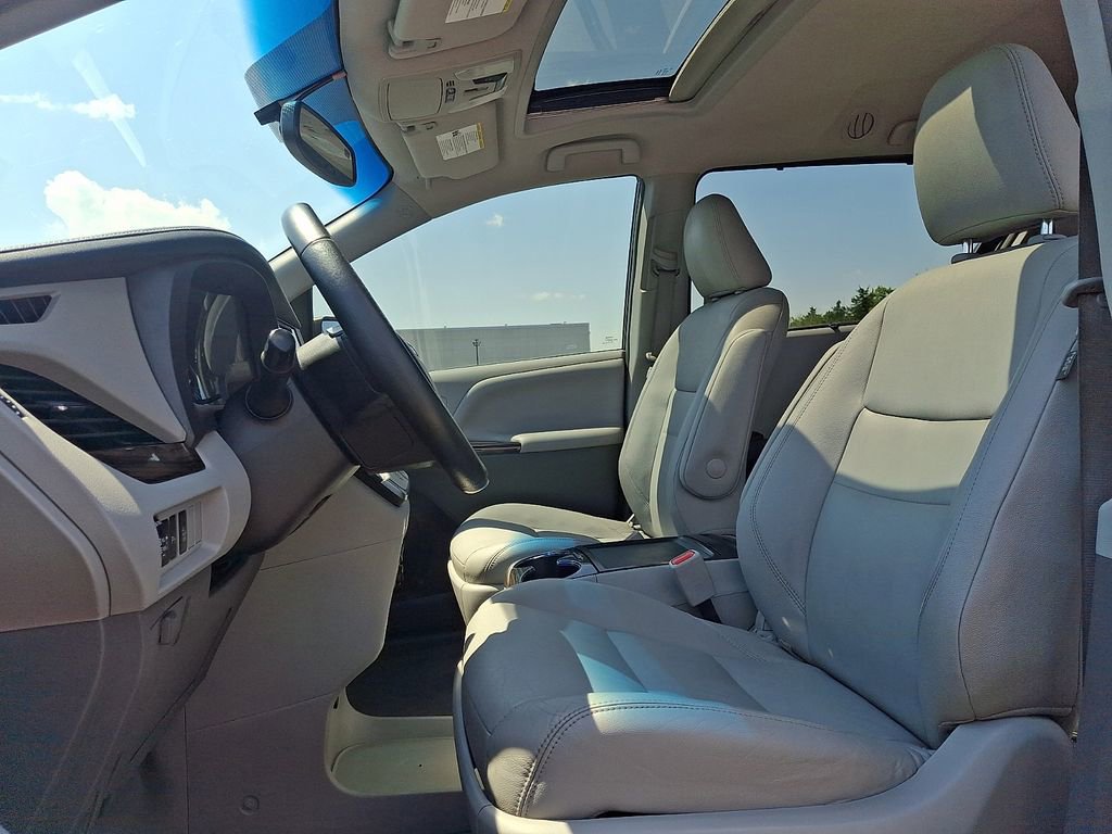 Used 2017 Toyota Sienna FWD image 13