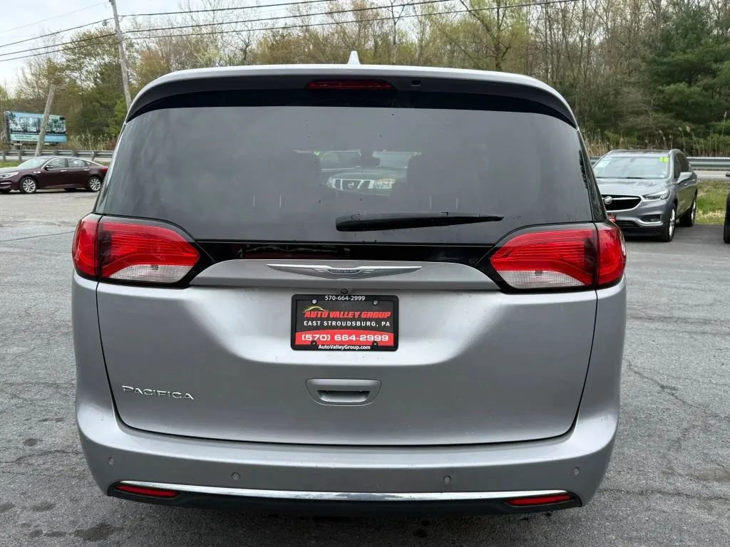 Used 2017 Chrysler Pacifica Touring-L Plus FWD image 7