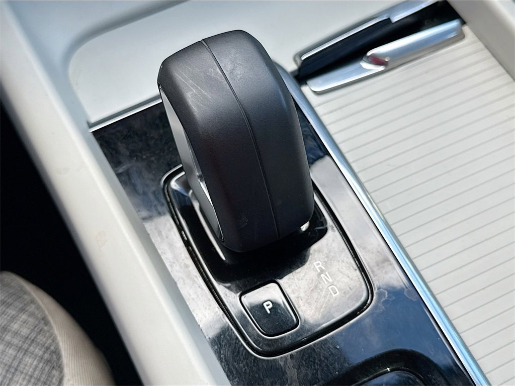 Used 2022 Volvo XC60 B5 Momentum image 18