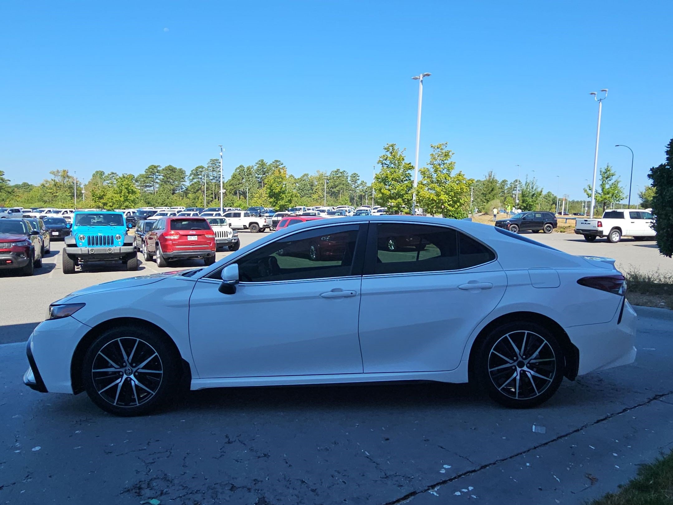Used 2023 Toyota Camry SE w/ Convenience Package FWD image 4