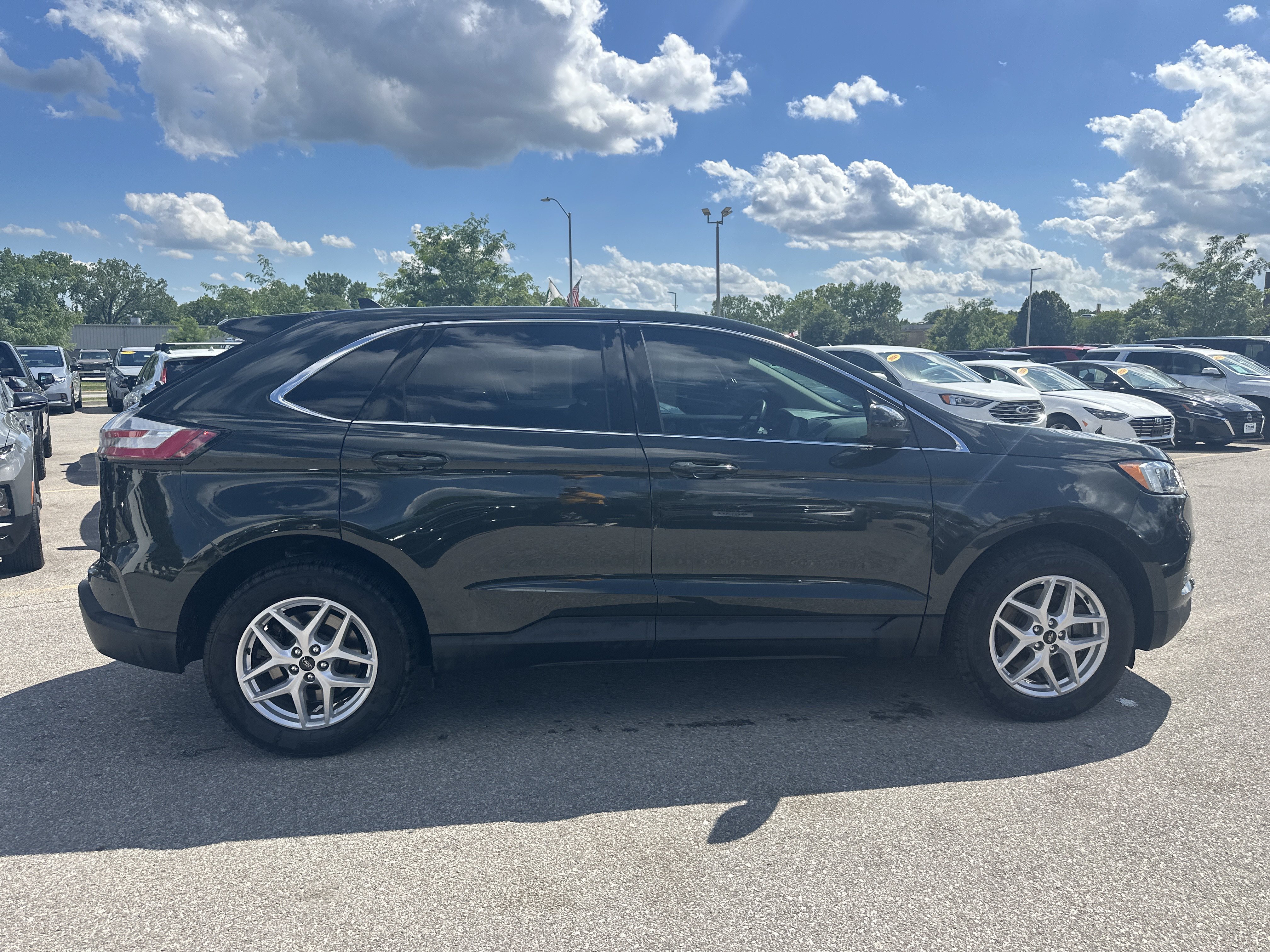 Used 2024 Ford Edge SEL w/ Class II Trailer Tow Package AWD/4WD image 3