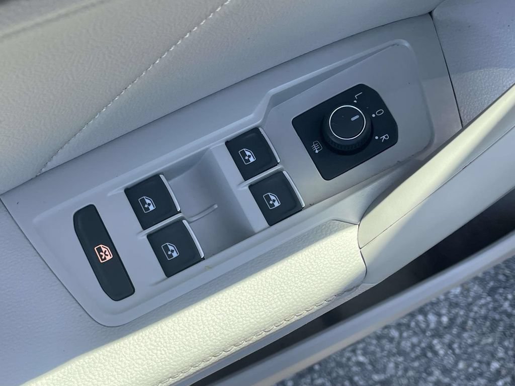 Certified 2023 Volkswagen Tiguan SE FWD image 17