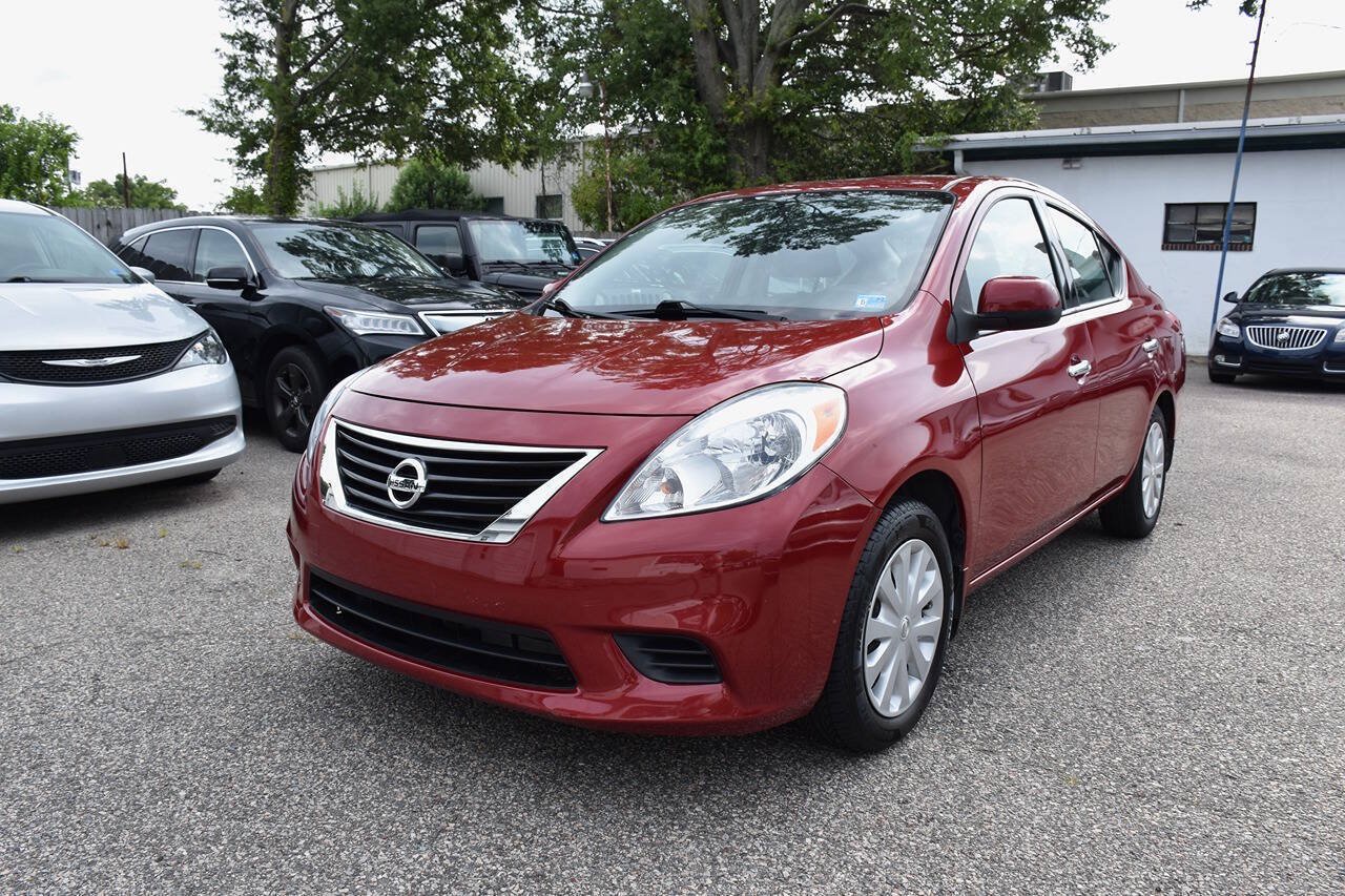 Used 2014 Nissan Versa SV FWD image 2