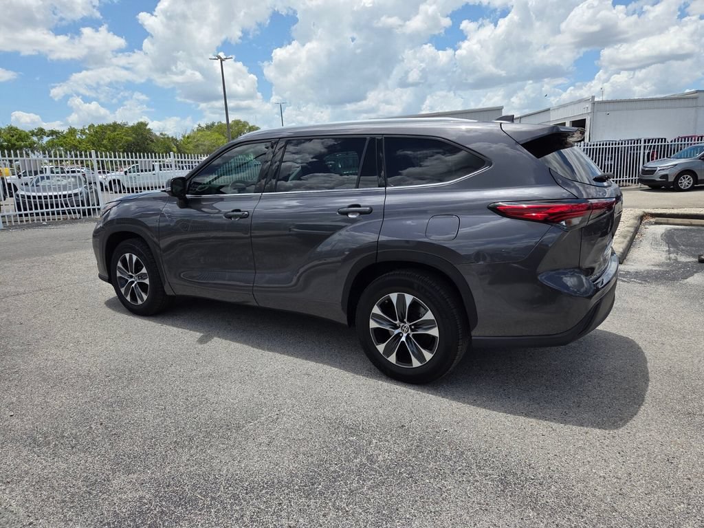 Used 2021 Toyota Highlander XLE FWD image 11