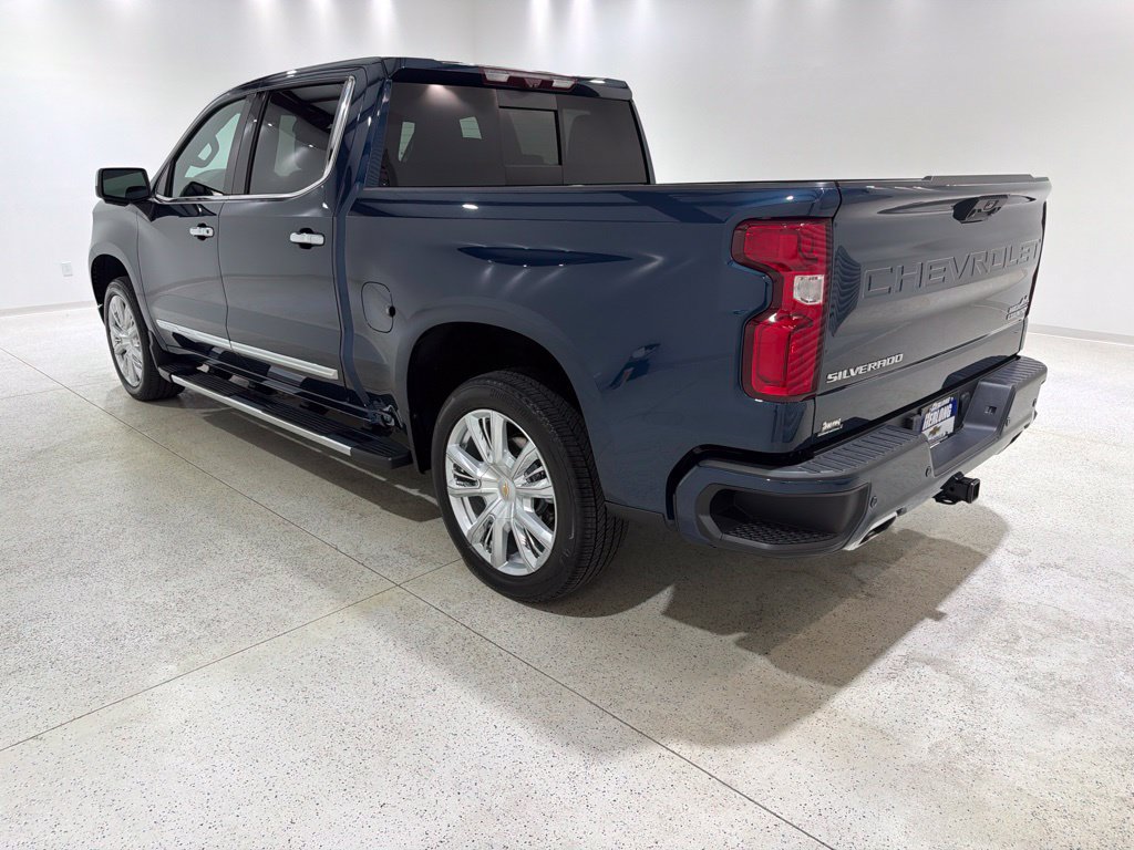 Used 2023 Chevrolet Silverado 1500 High Country w/ High Country Premium Package AWD/4WD image 3