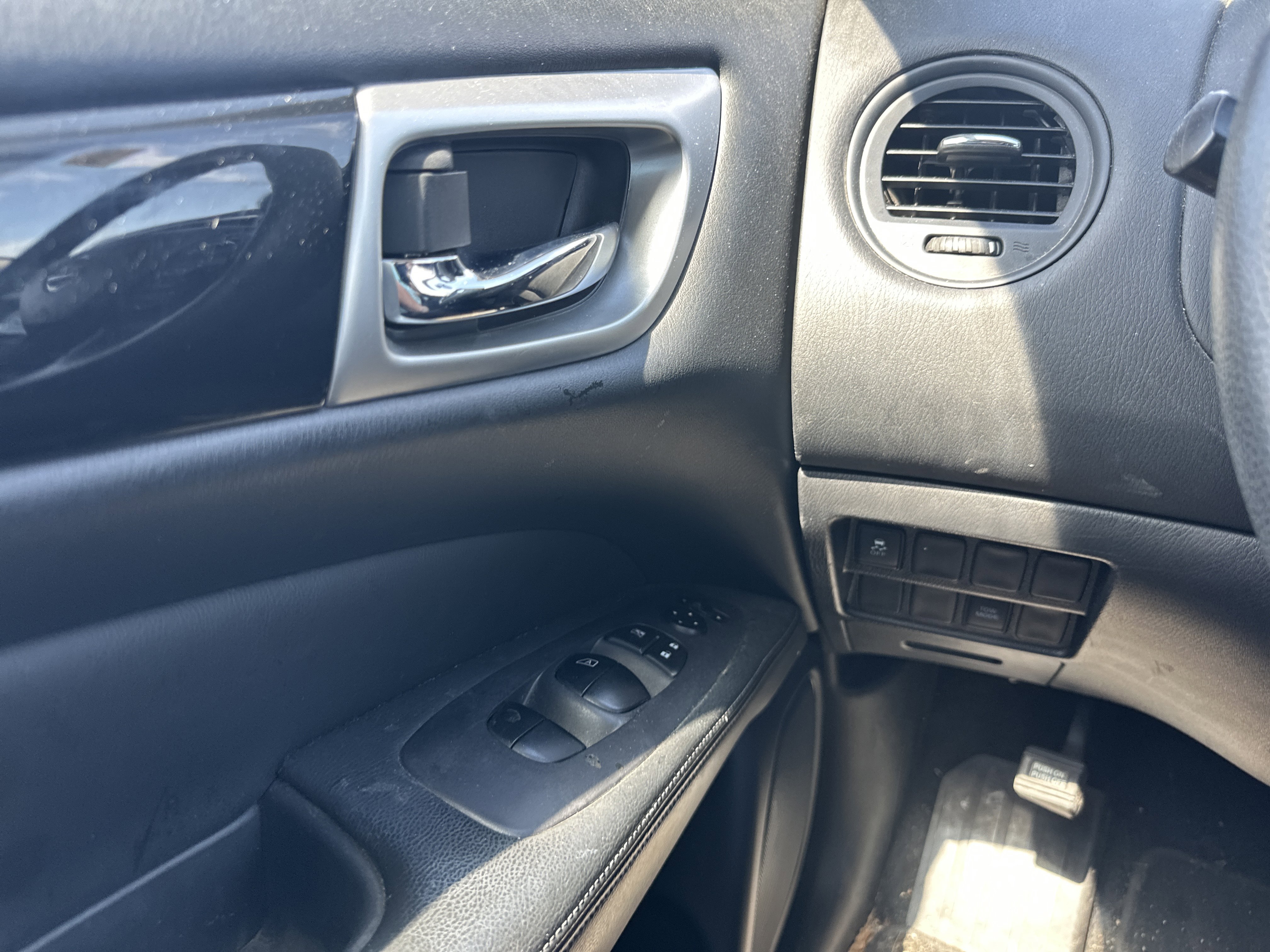Used 2019 Nissan Pathfinder S image 25