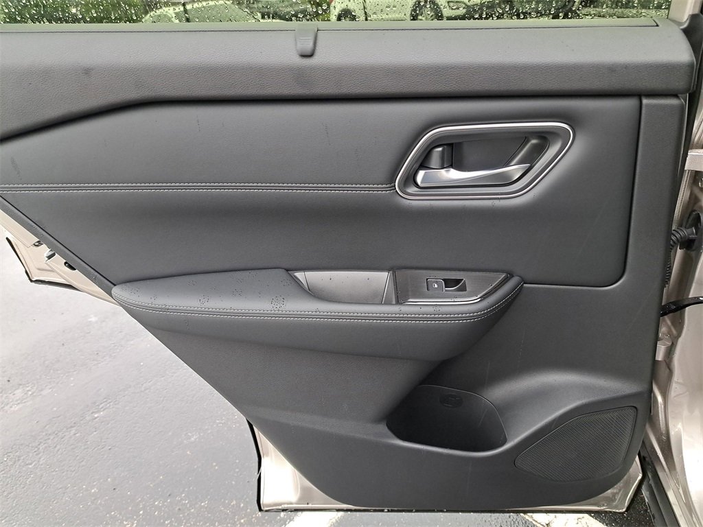 New 2026 Nissan Rogue Platinum image 14