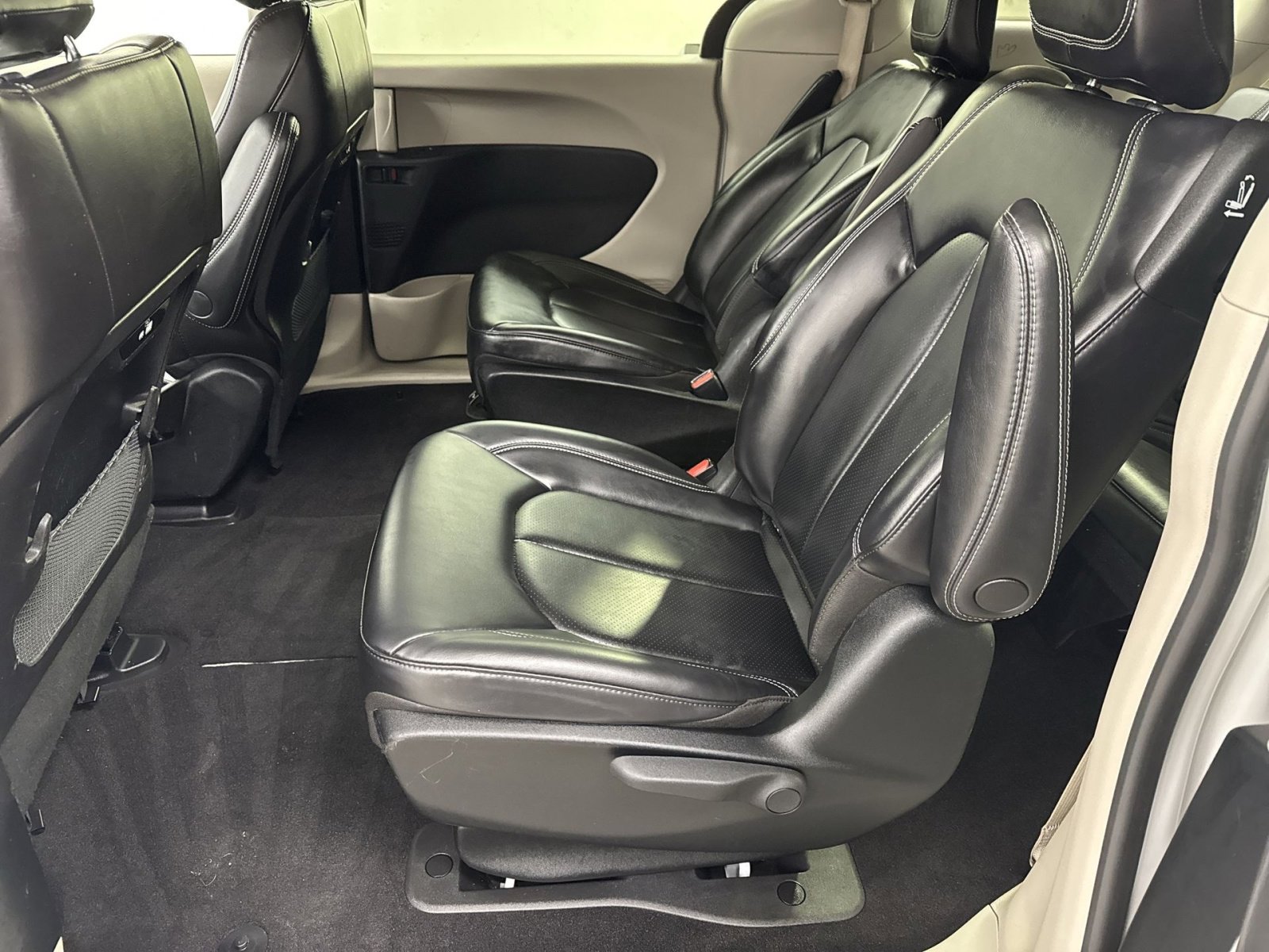 Used 2023 Chrysler Pacifica Touring-L image 28