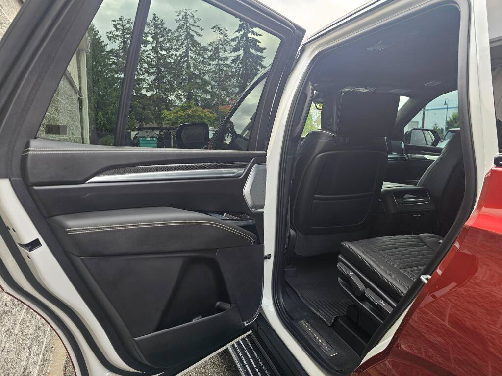 Used 2025 Cadillac Escalade V AWD/4WD image 18