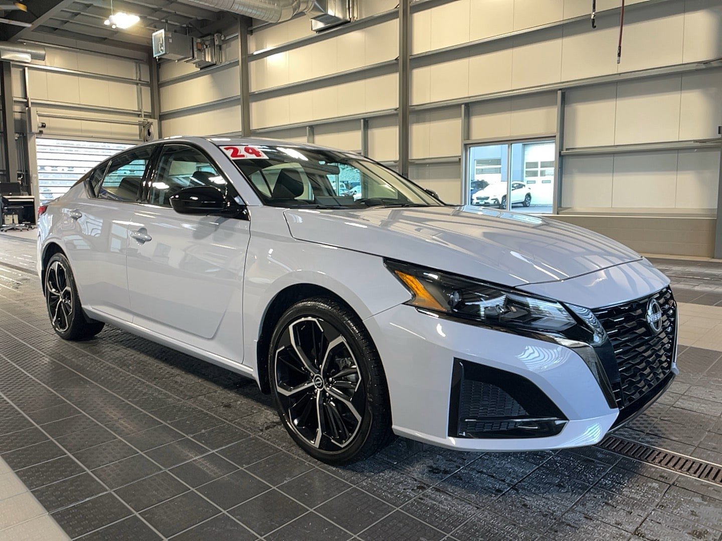 Used 2024 Nissan Altima 2.5 SR w/ SR Premium Package image 1