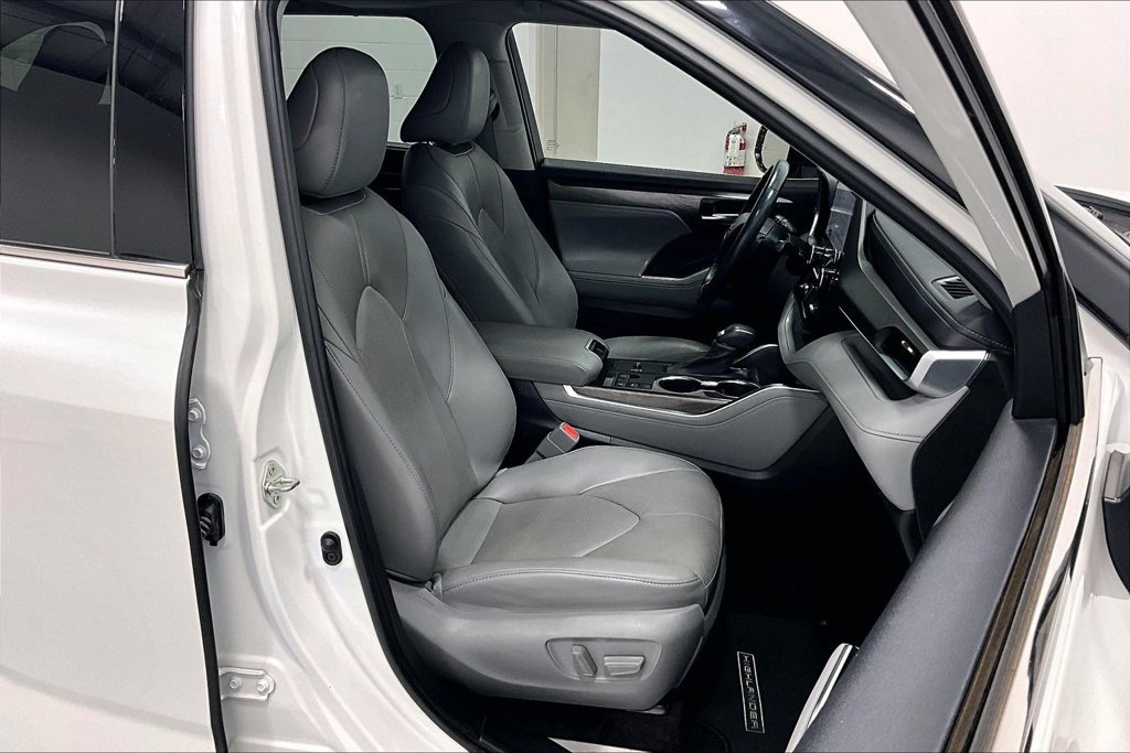Used 2023 Toyota Highlander Limited FWD image 9