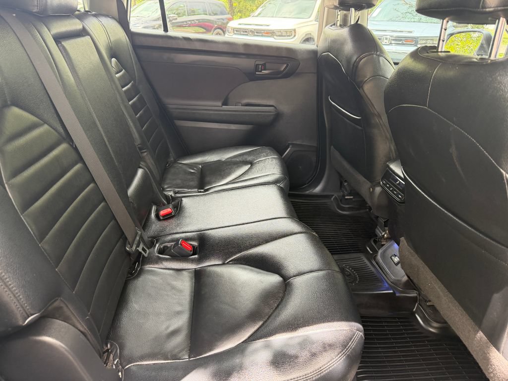 Used 2024 Toyota Highlander LE FWD image 9