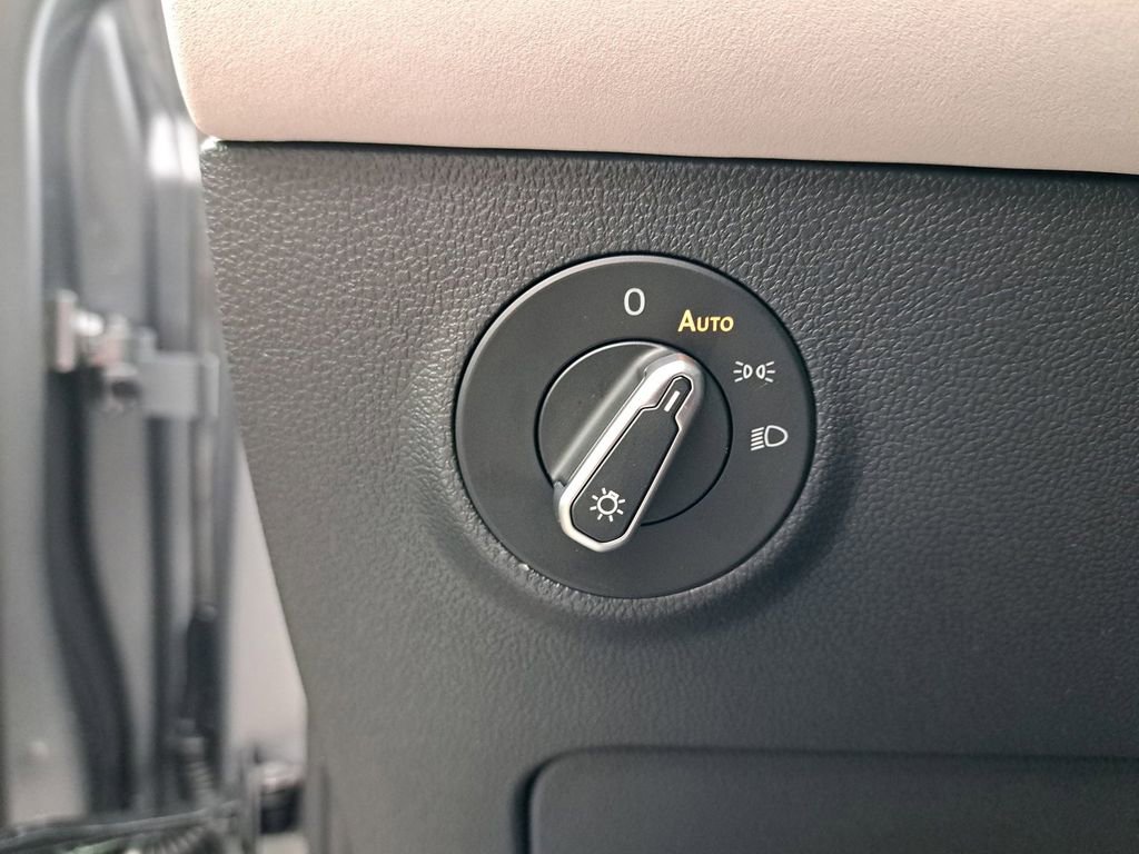 New 2025 Volkswagen Taos SE image 29