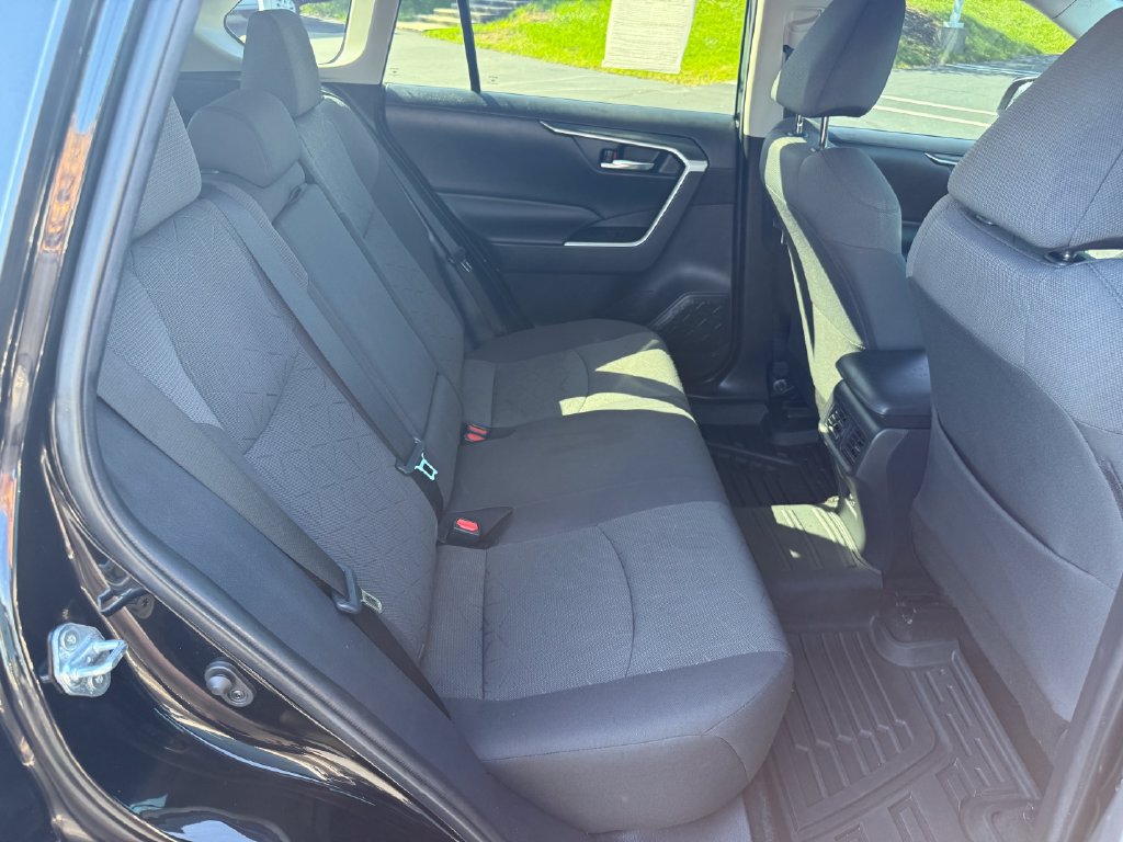 Used 2021 Toyota RAV4 XLE AWD/4WD image 17