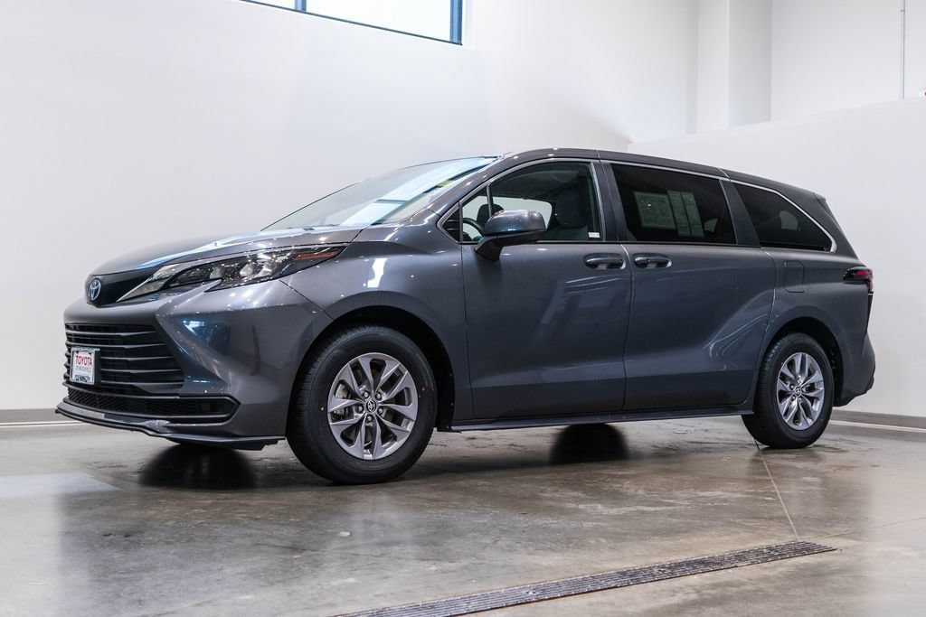 Used 2025 Toyota Sienna LE FWD image 3
