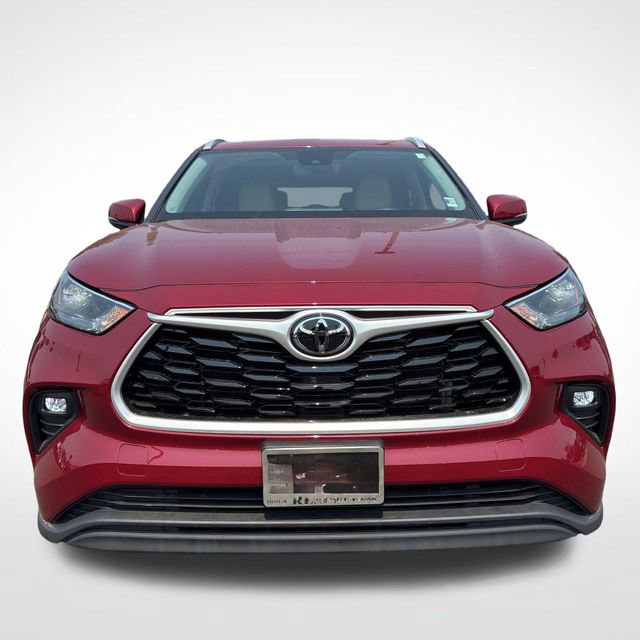 Used 2022 Toyota Highlander XLE AWD/4WD image 3