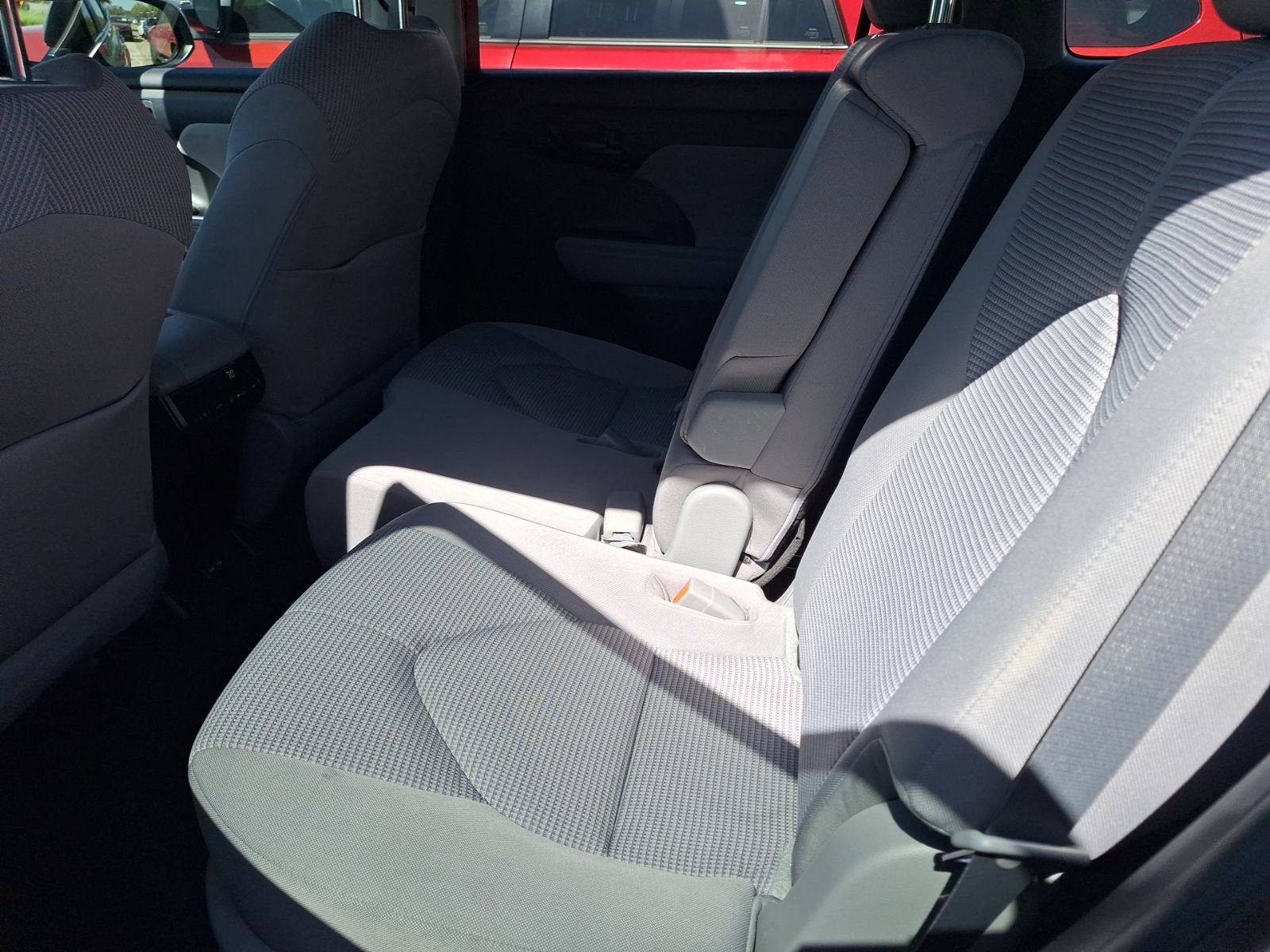 Used 2023 Toyota Highlander LE FWD image 29