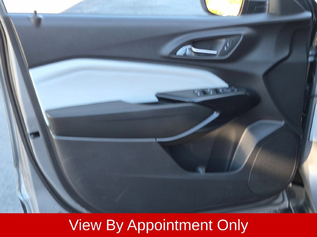 Used 2025 Chevrolet Trax LT w/ LT Convenience Package FWD image 11