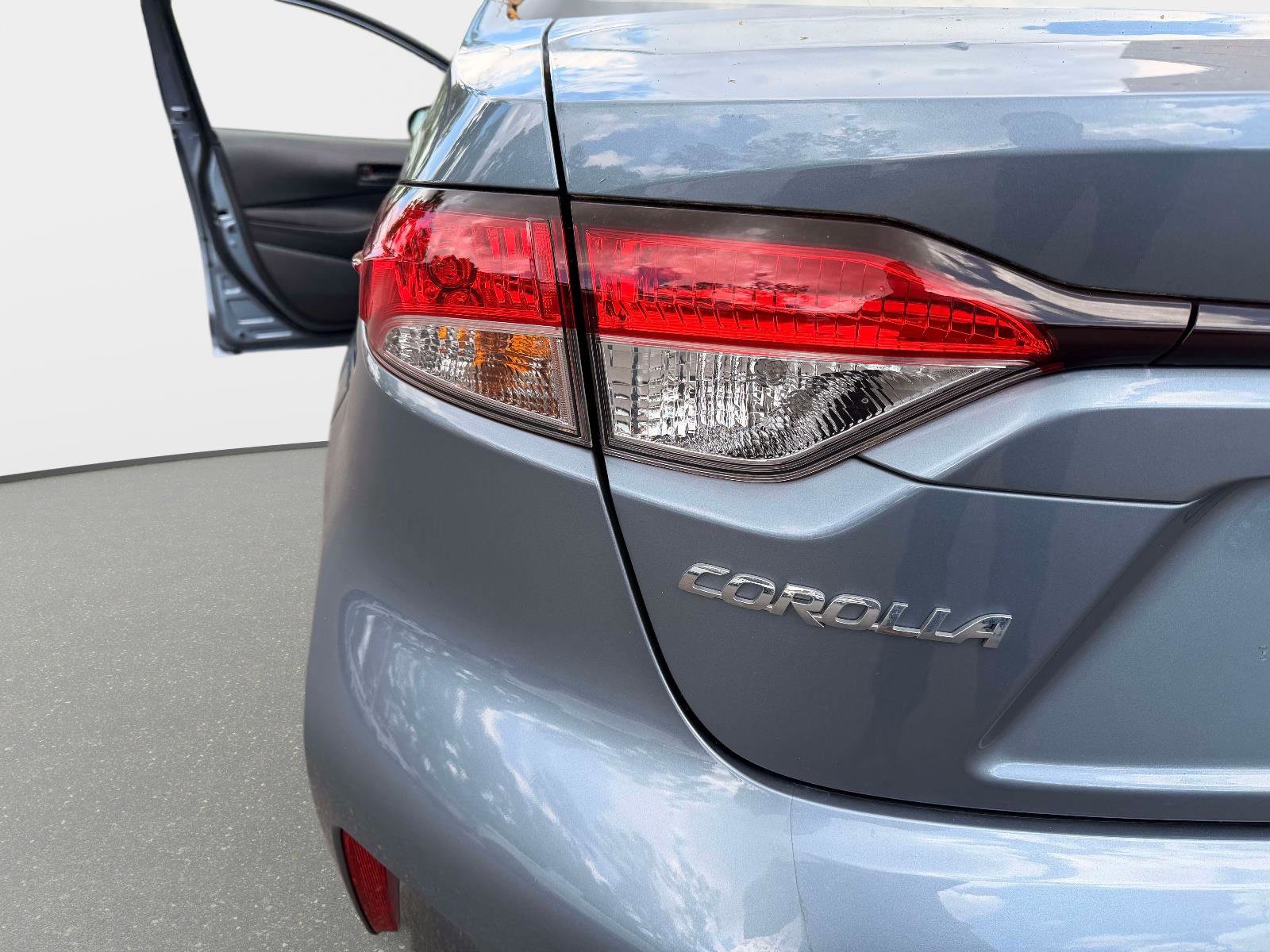 Used 2022 Toyota Corolla LE image 39