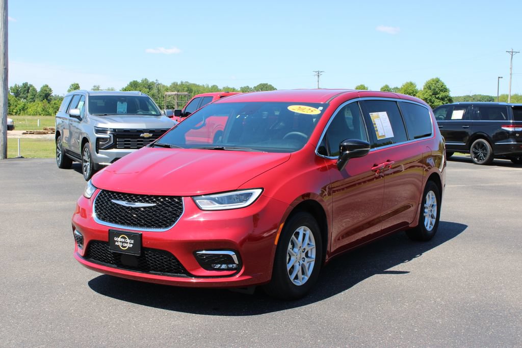 Used 2025 Chrysler Pacifica Select FWD image 4