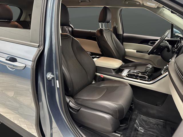 Used 2024 Kia Carnival EX image 29