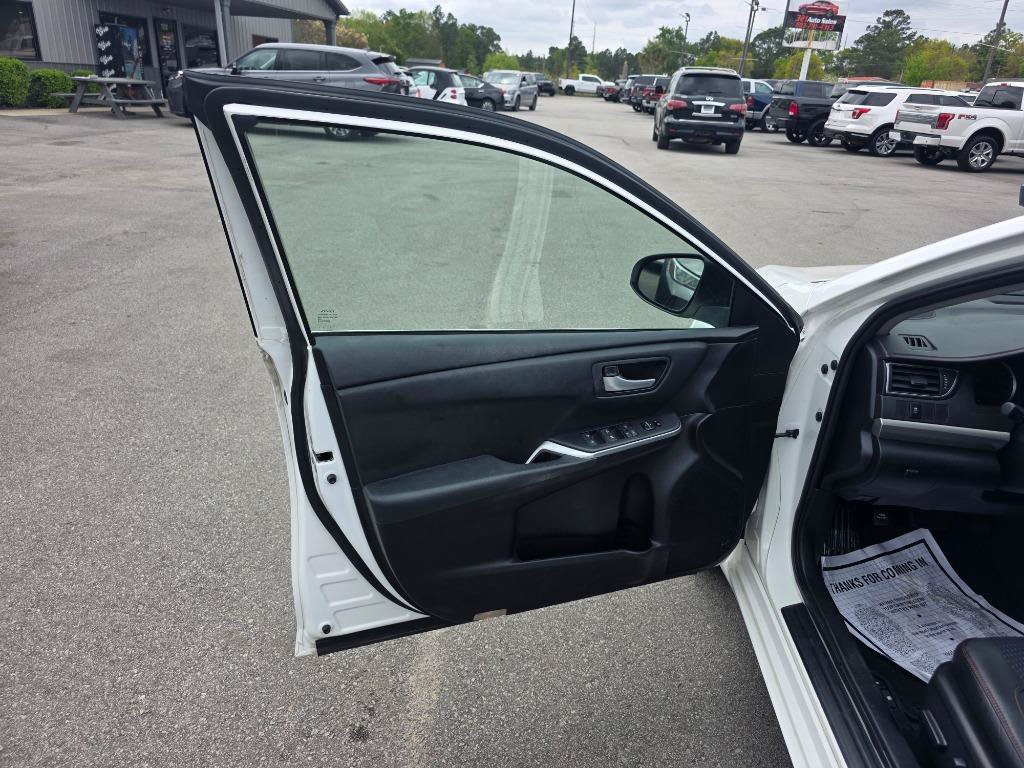 Used 2015 Toyota Camry SE FWD image 6