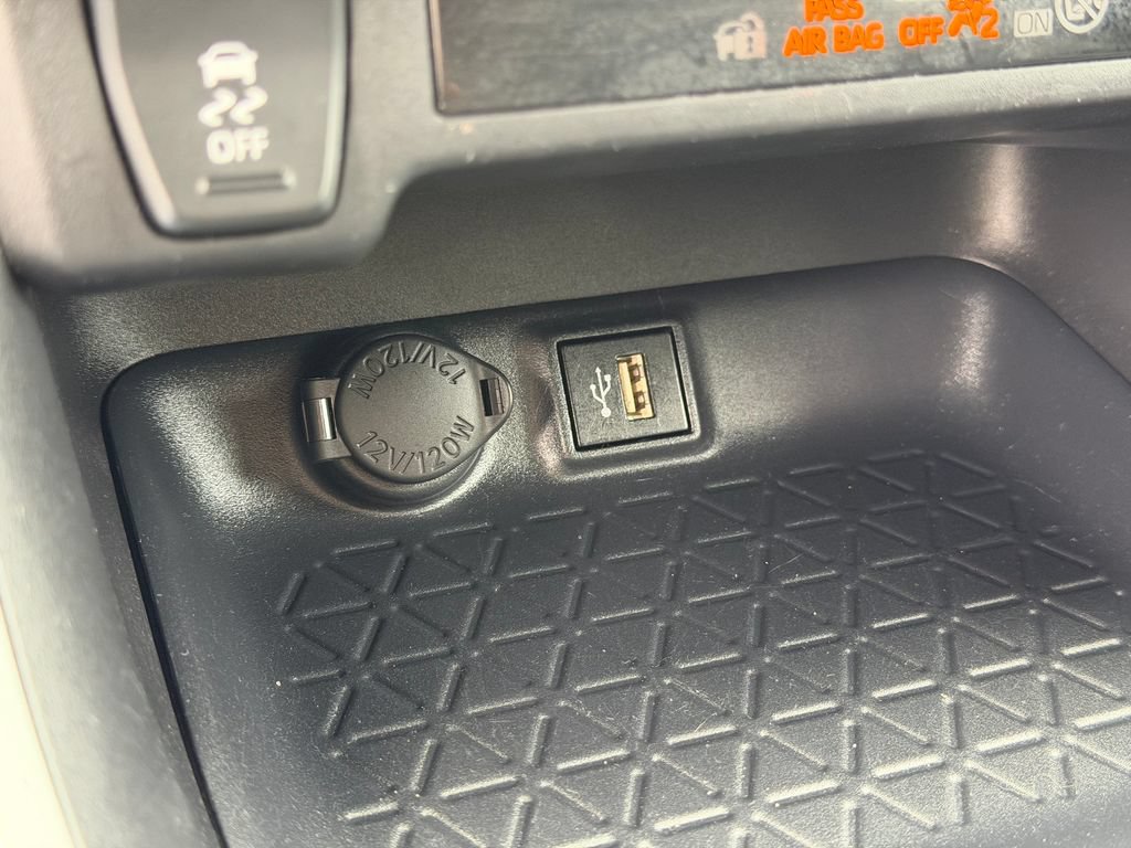 Used 2025 Toyota RAV4 XLE AWD/4WD image 28