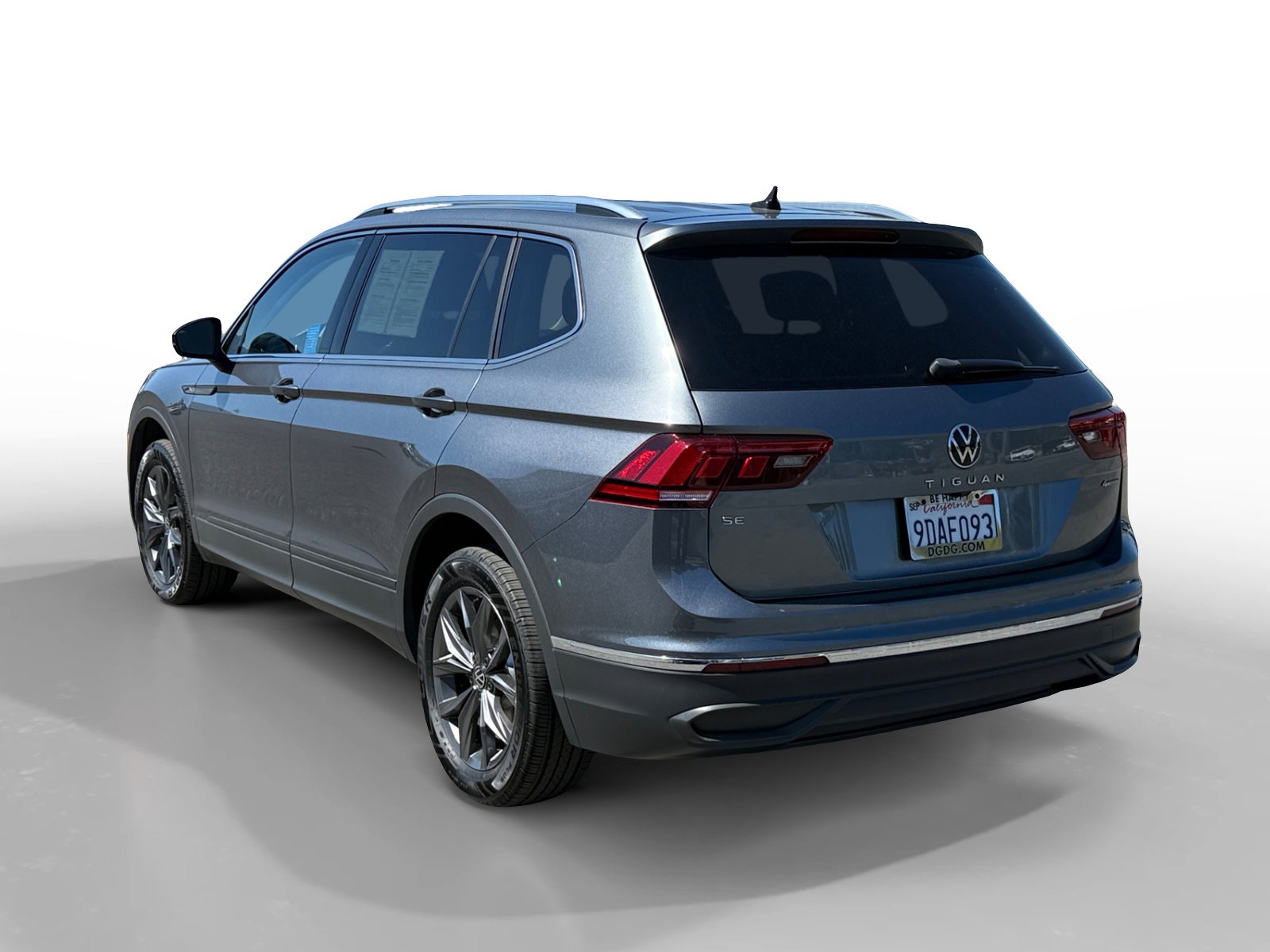 Certified 2022 Volkswagen Tiguan SE image 3