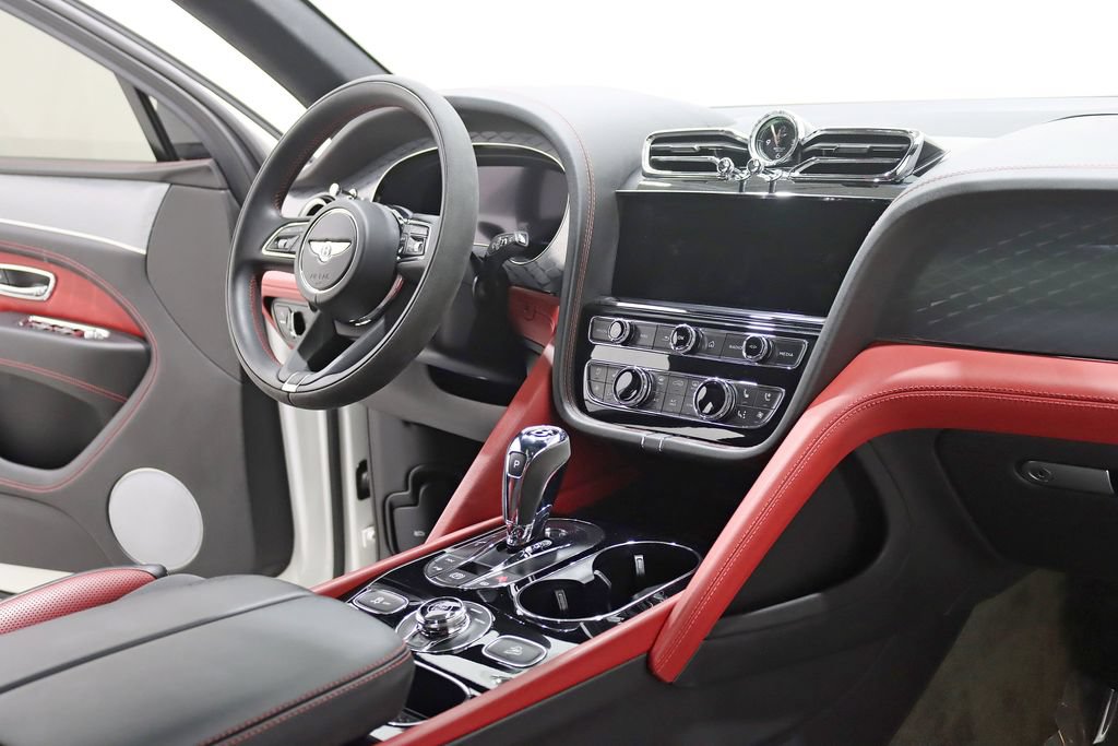 Used 2023 Bentley Bentayga AWD/4WD image 32