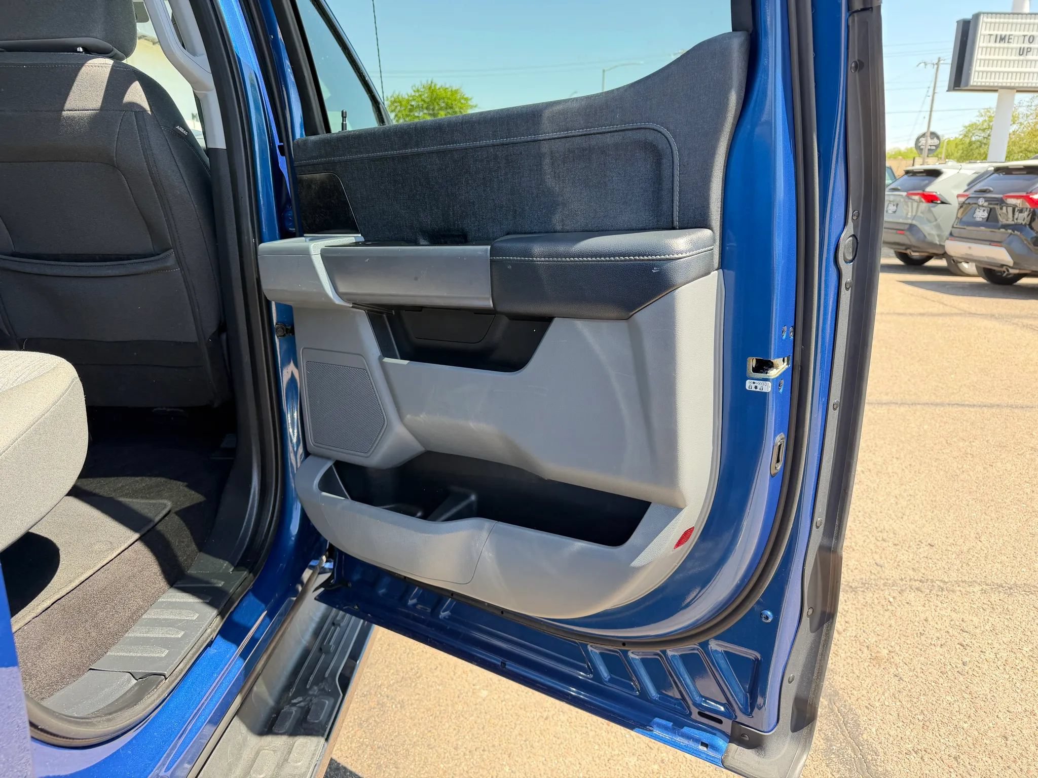 Used 2022 Ford F150 Lightning XLT AWD/4WD image 12